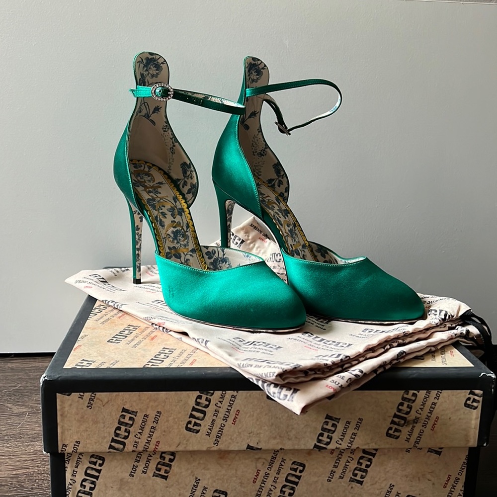 Gucci Crystal Embellishments D’Orsay Pumps - size 38 - worn once